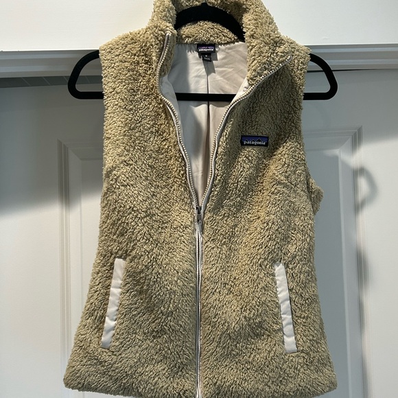 Patagonia Cream Vest with High Collar and Fitted Silhouette - Picture 1 of 2